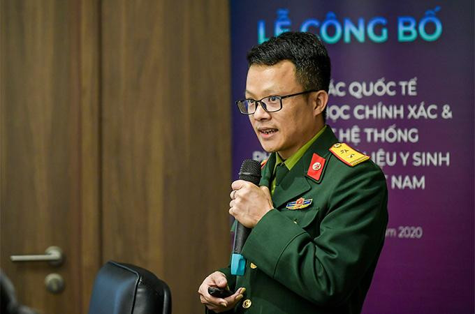 Trung tá, Tiến sĩ, Bác sĩ Hồ Hữu Thọ giới thiệu về dự án hợp lực giữa VinBigdata và Học viện Quân y nghiên cứu phát hiện và ngăn ngừa vi khuẩn kháng kháng sinh dựa trên phân tích dữ liệu lớn
