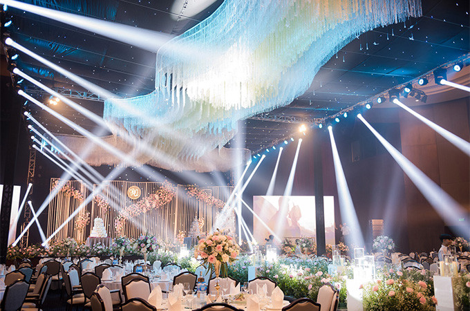 Nếu muốn tổ chức tiệc cưới trong nhà, cặp đôi có thể lựa chọn không gian sang trọng của những Trung tâm hội nghị quốc tế trong quần thể, với sức chứa từ 1.000 – 1.500 người và hệ thống âm thanh hình ảnh hiện đại. (Ảnh: Không gian tiệc cưới lung linh tựa cổ tích tại FLC Hạ Long)