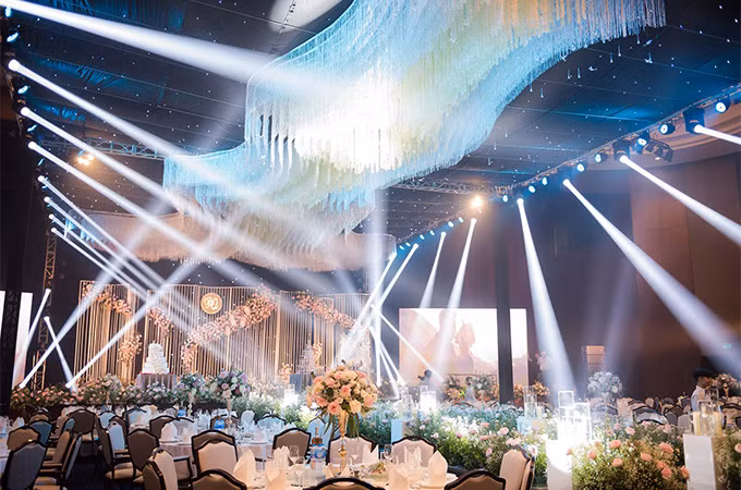 Nếu muốn tổ chức tiệc cưới trong nhà, cặp đôi có thể lựa chọn không gian sang trọng của những Trung tâm hội nghị quốc tế trong quần thể, với sức chứa từ 1.000 – 1.500 người và hệ thống âm thanh hình ảnh hiện đại. (Ảnh: Không gian tiệc cưới lung linh tựa cổ tích tại FLC Hạ Long)