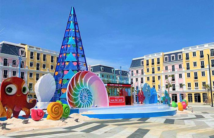 Những công đoạn trang trí cuối cùng đang được hoàn tất.