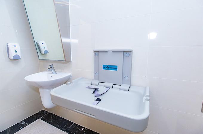 Nhà vệ sinh hiện đại được bố trí khu vực thay tã cho bé, tiện lợi cho các gia đình đi cùng con nhỏ trải nghiệm tại TTTM