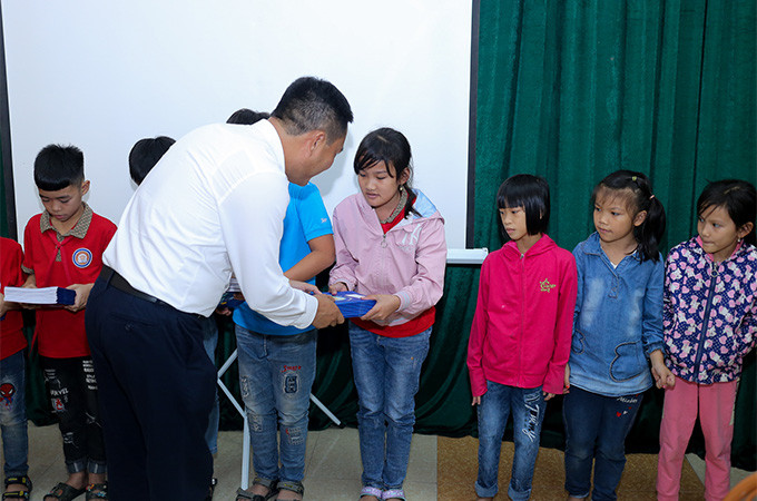 EVNHANOI trao tặng 3.000 cuốn vở tại trường tiểu học Phú Kim, xã Phú Kim, huyện Thạch Thất EVNHANOI trao tặng 3.000 cuốn vở tại trường tiểu học Phú Kim, xã Phú Kim, huyện Thạch Thất