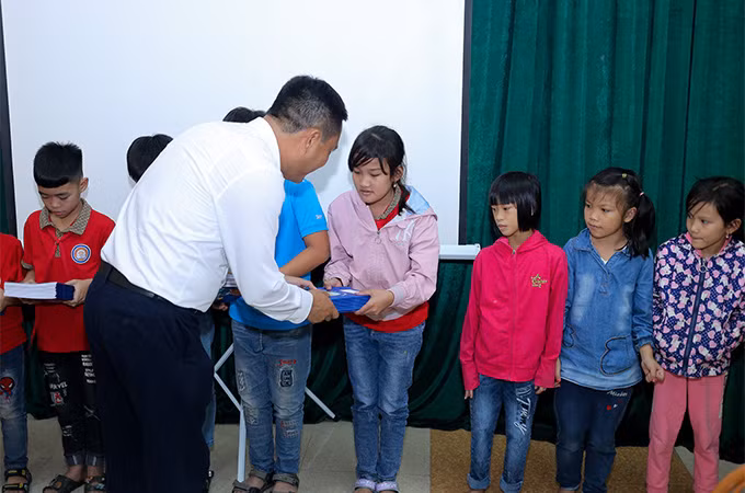 EVNHANOI trao tặng 3.000 cuốn vở tại trường tiểu học Phú Kim, xã Phú Kim, huyện Thạch Thất