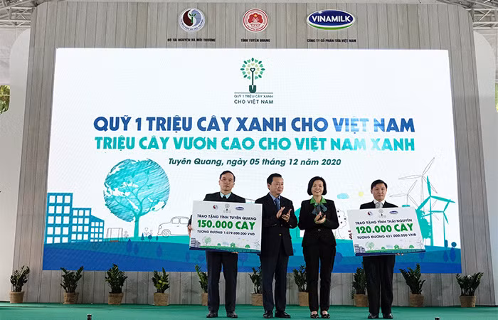 Tại sự kiện, ông Trần Hồng Hà – Bộ trưởng Bộ Tài nguyên và Môi trường cùng đại diện Vinamilk trao tặng bảng tượng trưng 270.000 cây xanh đến 2 tỉnh Thái Nguyên và Tuyên Quang