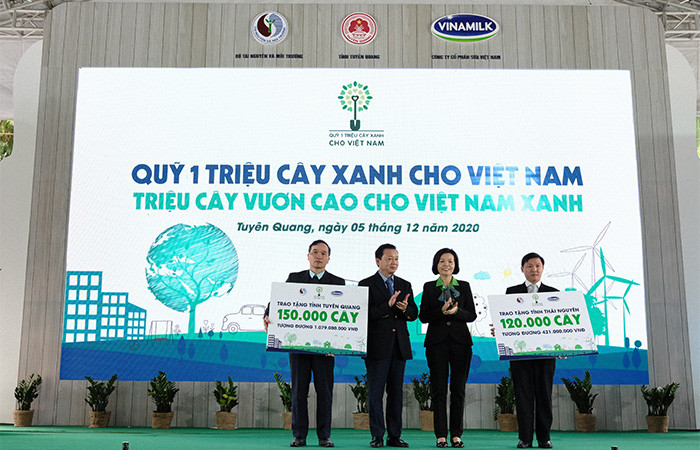 Tại sự kiện, ông Trần Hồng Hà – Bộ trưởng Bộ Tài nguyên và Môi trường cùng đại diện Vinamilk trao tặng bảng tượng trưng 270.000 cây xanh đến 2 tỉnh Thái Nguyên và Tuyên Quang