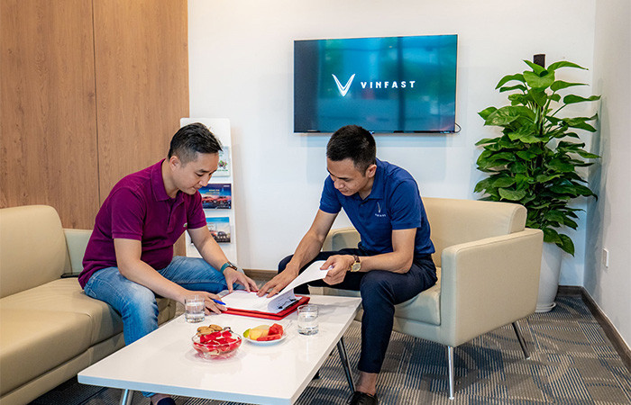 Khách hàng làm thủ tục mua xe Khách hàng làm thủ tục mua xe