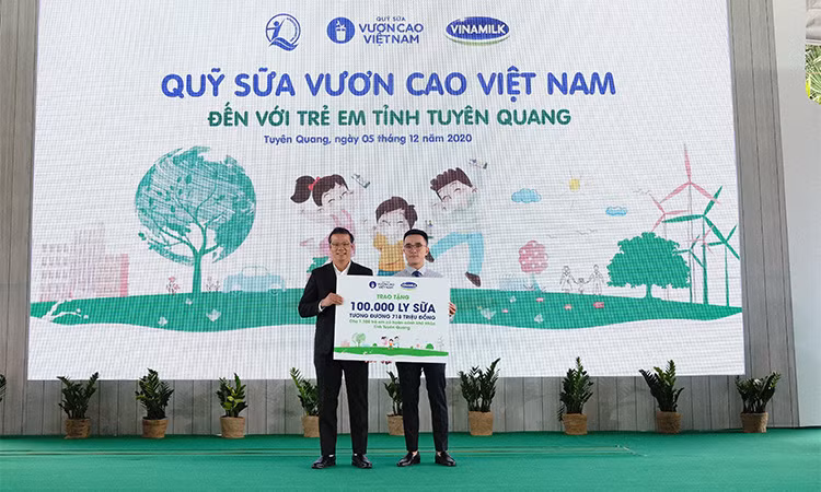 Nhân dịp này, đại diện Vinamilk và Quỹ sữa vươn cao Việt Nam đã trao tặng 100.000 ly sữa cho trẻ em tỉnh Tuyên Quang