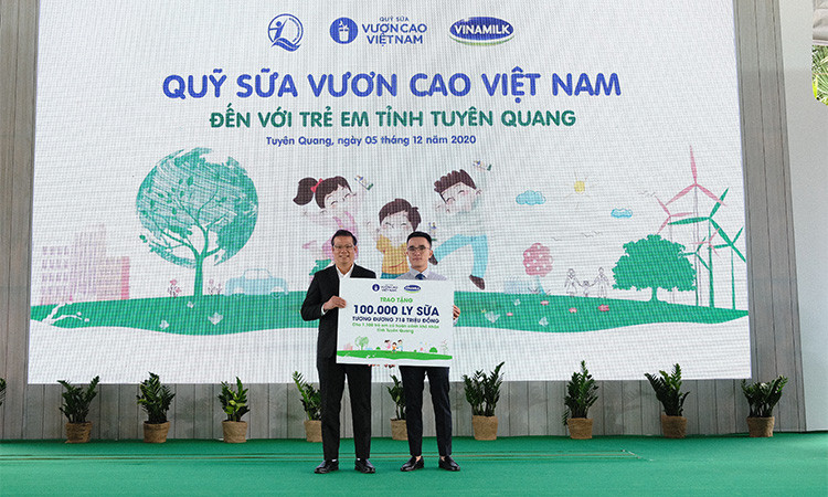 Nhân dịp này, đại diện Vinamilk và Quỹ sữa vươn cao Việt Nam đã trao tặng 100.000 ly sữa cho trẻ em tỉnh Tuyên Quang