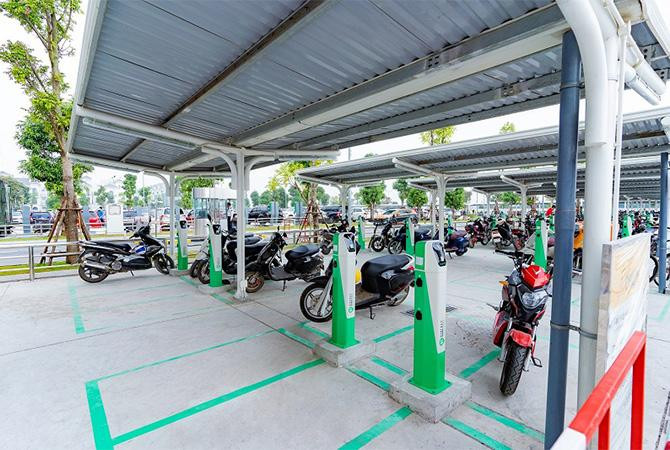 Bãi đỗ xe ngoài trời khổng lồ hoàn toàn miễn phí, được trang bị trụ sạc xe điện hiện đại
