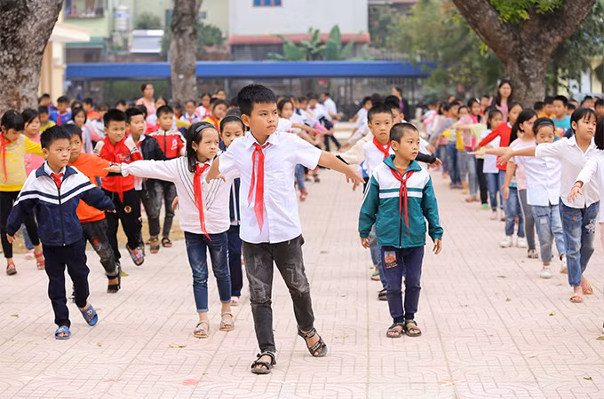 Các trường tiểu học thuộc các xã vùng sâu vùng xa nhất thuộc huyện Chương Mỹ, Thạch Thất và Quốc Oai vừa nhận vở ô ly do EVNHANOI trao tặng.
