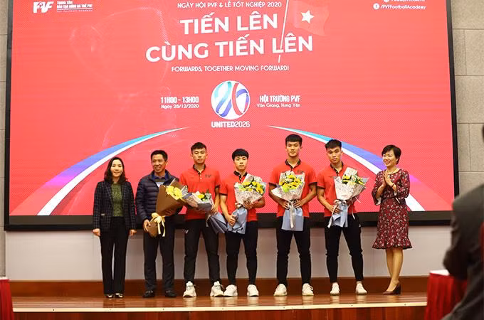 Bà Phan Thu Hương, Tổng Giám đốc PVF (ngoài cùng bên phải) và bà Nguyễn Thị Mỹ Dung, Phó Tổng Giám đốc PVF (ngoài cùng bên trái) bàn giao cầu thủ cho CLB bóng đá SHB Đà Nẵng.