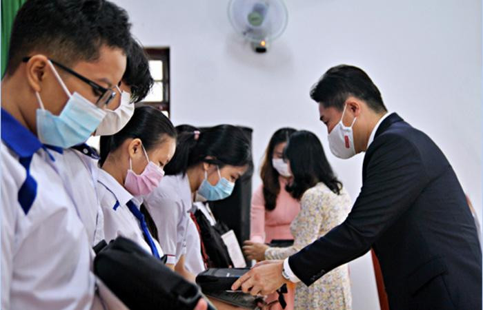 Ông Masayoshi Omichi – Tổng giám đốc Công ty cổ phần Nippon Sanso Việt Nam trao học bổng đến các em học sinh.