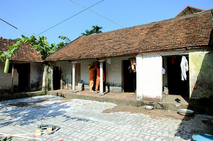 Công nhân của EVNHANOI đang lắp đặt, sửa chữa đường dây điện tại nhà bà Trần Thị Điển Công nhân của EVNHANOI đang lắp đặt, sửa chữa đường dây điện tại nhà bà Trần Thị Điển