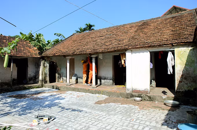 Công nhân của EVNHANOI đang lắp đặt, sửa chữa đường dây điện tại nhà bà Trần Thị Điển