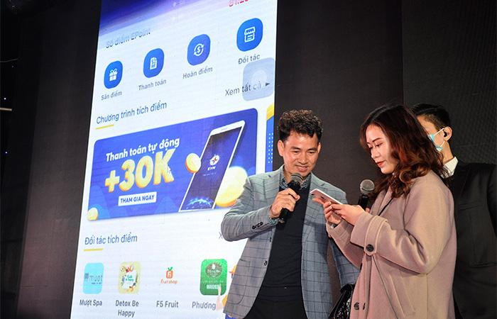 Một khán giả lên sân khấu trải nghiệm thực tế ứng dụng Epoint.