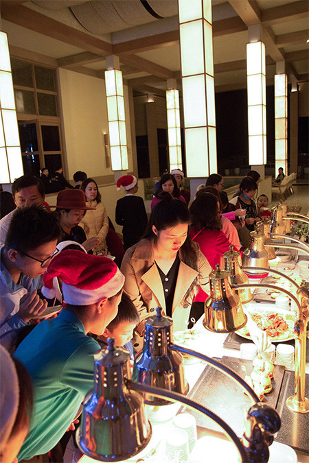 Tiệc buffet với những món ăn đặc trưng dịp Giáng sinh từ các quốc gia trên thế giới. Tiệc buffet với những món ăn đặc trưng dịp Giáng sinh từ các quốc gia trên thế giới.