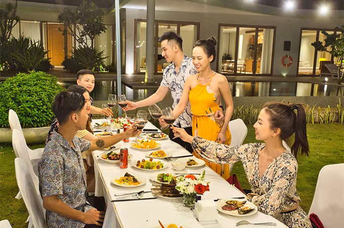 Hay cùng gia đình thưởng thức những bữa tiệc ấm cúng ngay trong khuôn viên khu nghỉ dưỡng(Ảnh: FLC Quy Nhơn)