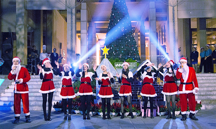 Dàn hợp xướng khuấy động bầu không khí bằng những giai điệu Giáng sinh quen thuộc. Dàn hợp xướng khuấy động bầu không khí bằng những giai điệu Giáng sinh quen thuộc.