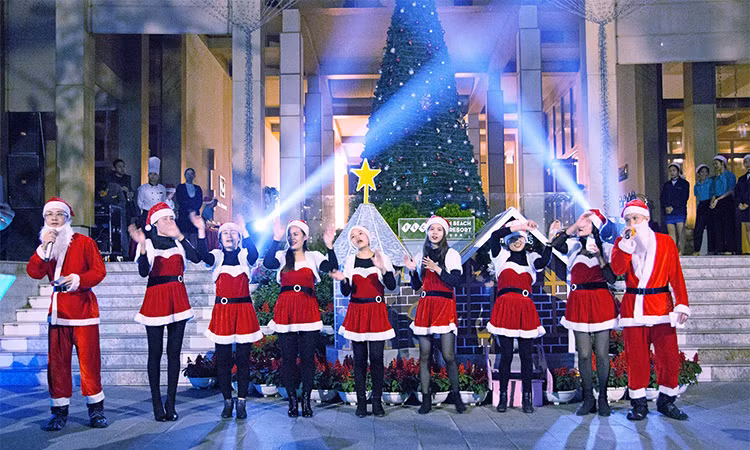 Dàn hợp xướng khuấy động bầu không khí bằng những giai điệu Giáng sinh quen thuộc.