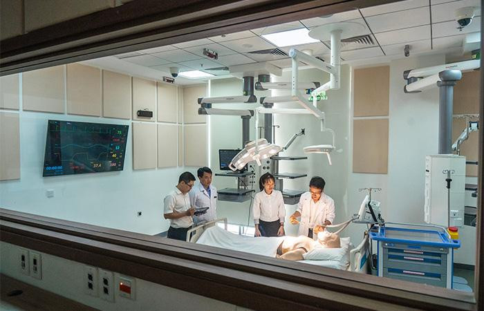 VinUni đang được biết đến là một trong những trường đại học hiện đại, đồng bộ hàng đầu khu vực với hàng ngàn tỷ đồng đầu tư cho cơ sở vật chất, trang thiết bị giảng dạy VinUni đang được biết đến là một trong những trường đại học hiện đại, đồng bộ hàng đầu khu vực với hàng ngàn tỷ đồng đầu tư cho cơ sở vật chất, trang thiết bị giảng dạy