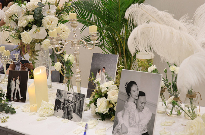 Đội ngũ tổ chức sự kiện tận tâm, chuyên nghiệp sẽ giúp cặp đôi ghi dấu ấn đáng nhớ trong ngày trọng đại. Từ lên ý tưởng tổng thể đến việc chăm chút từng chi tiết nhỏ như hoa để bàn, nến trang trí, những người tổ chức sẽ đảm bảo lễ cưới của cặp đôi luôn khác biệt và trọn vẹn cảm xúc (Ảnh: FLC Hạ Long)