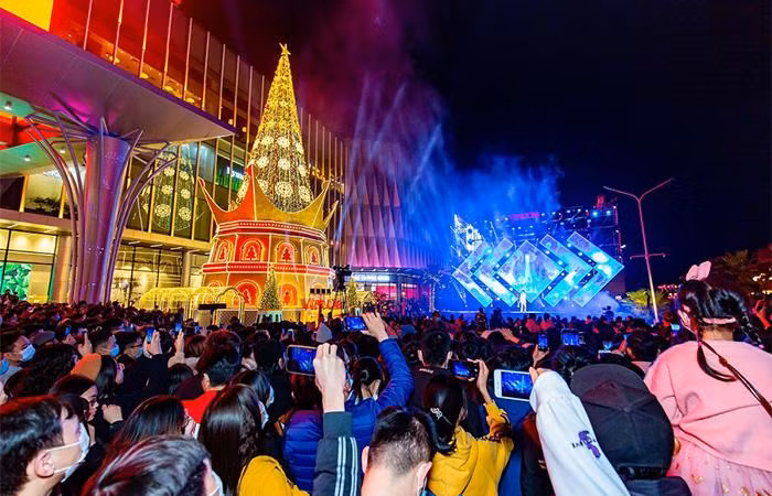 Ngay khi vừa ra mắt, Vincom mới đã “tung” ngay những món quà tinh thần tuyệt vời nhất – chuỗi sự kiện sôi động xuyên suốt mùa cuối năm dành cho khách hàng là khu đô thị Vinhomes Ocean Park và các tỉnh lân cận Ngay khi vừa ra mắt, Vincom mới đã “tung” ngay những món quà tinh thần tuyệt vời nhất – chuỗi sự kiện sôi động xuyên suốt mùa cuối năm dành cho khách hàng là khu đô thị Vinhomes Ocean Park và các tỉnh lân cận