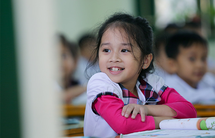 Một em học sinh trong lớp 1 ngồi ngay ngắn để nhận quà Một em học sinh trong lớp 1 ngồi ngay ngắn để nhận quà