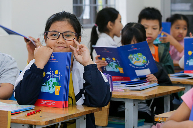 Các em học sinh thích thú khi nhận những cuốn vở Các em học sinh thích thú khi nhận những cuốn vở