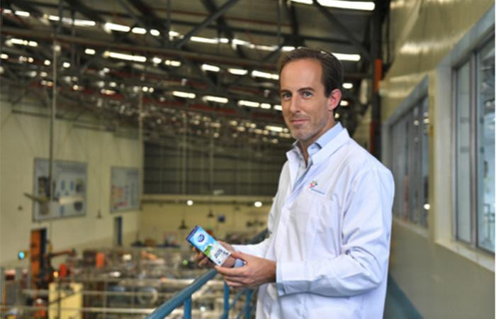 Các nhà máy của FrieslandCampina đều tuân thủ nghiêm ngặt các hoạt động bảo vệ môi trường như giảm sử dụng nhiên liệu hóa thạch, giảm thiểu phát thải khí CO2; sử dụng tiết kiệm nguồn tài nguyên nước. Ảnh: Tổng Giám đốc FCV tại nhà máy Bình Dương