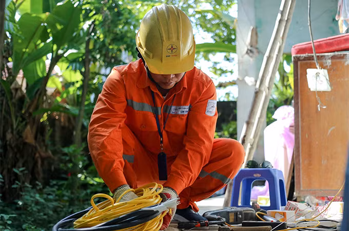 Công nhân EVNHANOI đang chuẩn bị thay thế đường dây mới