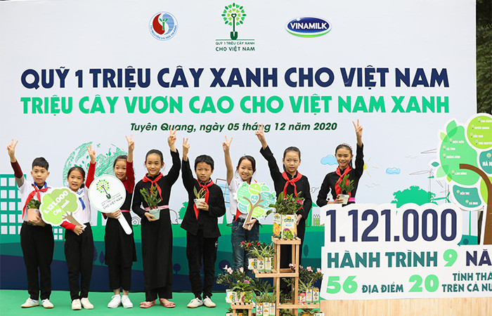 Các em học sinh đặc biệt hào hứng với hoạt động đổi vỏ hộp sữa lấy cây xanh