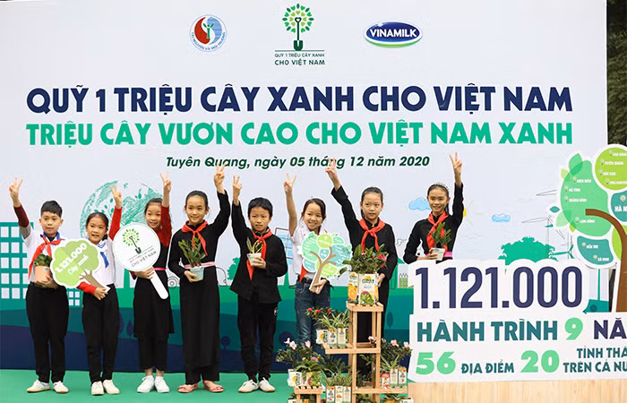Các em học sinh đặc biệt hào hứng với hoạt động đổi vỏ hộp sữa lấy cây xanh