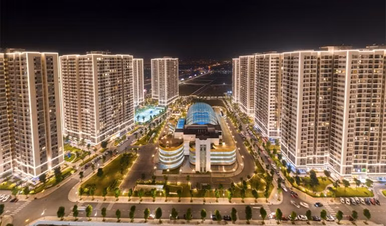 Với hơn 10.000 căn hộ đã được bàn giao, cuộc sống phố thị tại Vinhomes Ocean Park luôn nhộn nhịp, tấp nập vào ban ngày và sôi động, rực rỡ sắc màu vào ban đêm