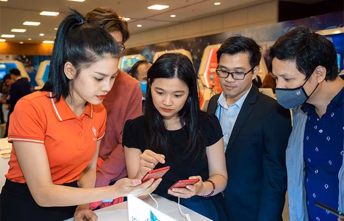 Người dùng Việt háo hức trải nghiệm mẫu điện thoại Vsmart 5G “Make in Vietnam”