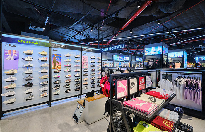 SuperSports là nơi hội tụ nhiều thương hiệu thể thao quốc tế: Under Armour, Mizuno, New Balance, Nike, Adidas…