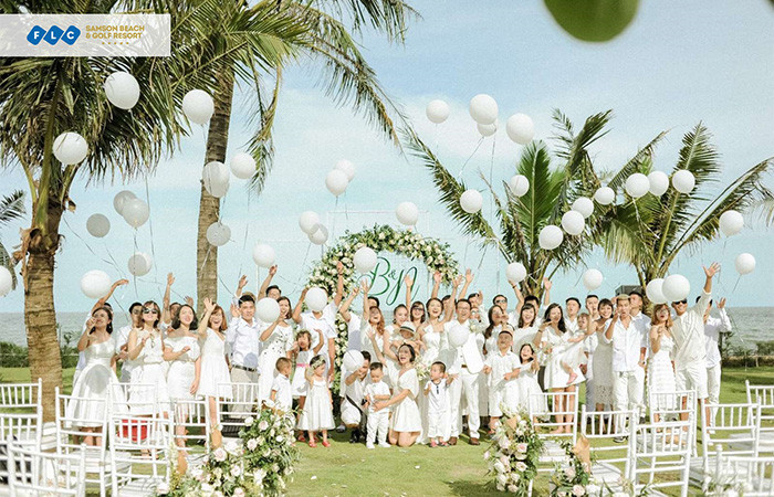 Destination Wedding là hình thức đám cưới kết hợp với du lịch và tuần trăng mật. Cô dâu chú rể sẽ tổ chức đám cưới trong mơ của mình tại các khu nghỉ dưỡng cao cấp và sau đó tận hưởng kỳ nghỉ đáng nhớ bên người thân, gia đình và bạn bè. (Ảnh: Đám cưới lãng mạn trên bãi biển tại FLC Sầm Sơn)