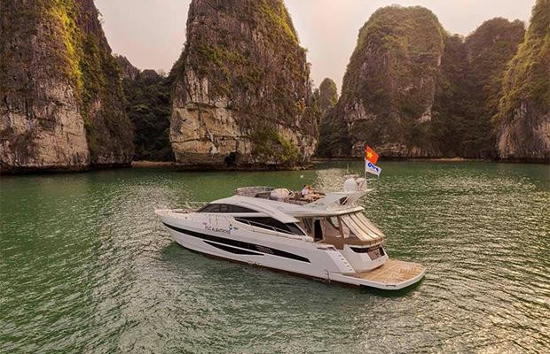 Thưởng lãm kỳ quan trên du thuyền cao cấp (Ảnh Huy Đoàn) Thưởng lãm kỳ quan trên du thuyền cao cấp (Ảnh Huy Đoàn)