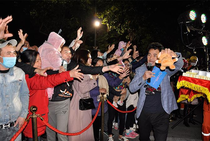 Rất đông các bạn trẻ tải ứng dụng Epoint và giao lưu cùng chương trình.