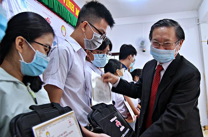 Ông Nguyễn Ngọc Hùng - Cố vấn chiến lược cao cấp Công ty Ajinomoto Việt Nam trao học bổng cho các em học sinh.