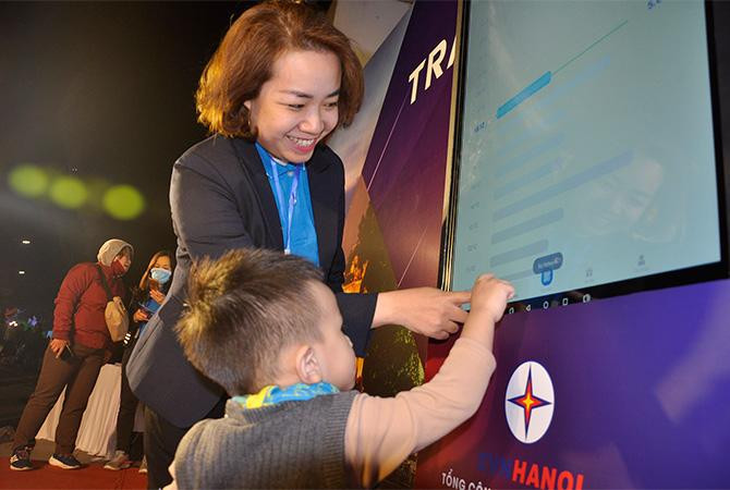 Ngay cả cậu bé chập chững tập đi cũng bị hấp dẫn bởi Epoint