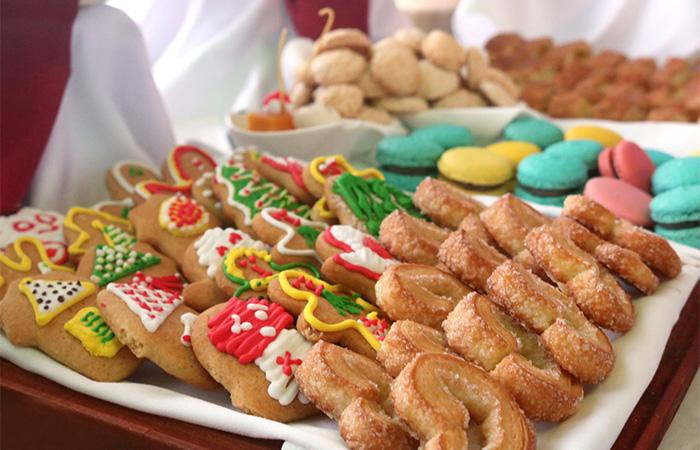 Bữa tiệc đầy ắp những món bánh đặc trưng ngọt ngào và quyến rũ.