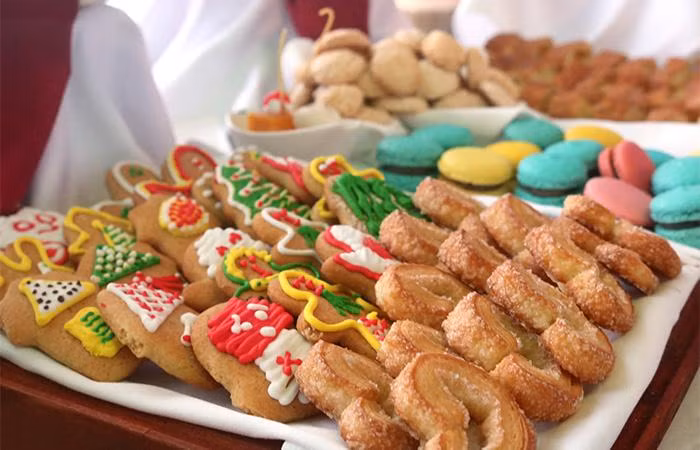Bữa tiệc đầy ắp những món bánh đặc trưng ngọt ngào và quyến rũ.