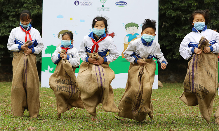 Hoạt động tìm hiểu về chương trình, tặng quà, khám dinh dưỡng cùng nhiều trò chơi thú vị được Vinamilk tổ chức cho các em học sinh trong sự kiện