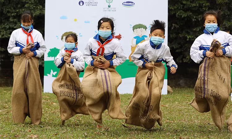 Hoạt động tìm hiểu về chương trình, tặng quà, khám dinh dưỡng cùng nhiều trò chơi thú vị được Vinamilk tổ chức cho các em học sinh trong sự kiện