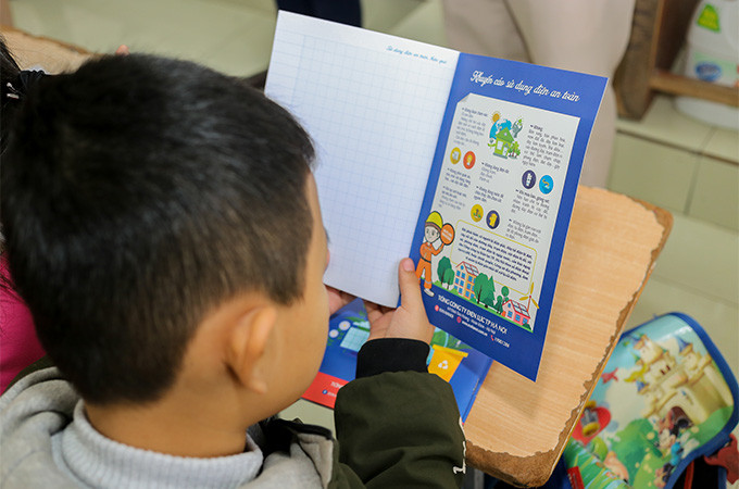 Mỗi cuốn vở đều in hướng dẫn tiết kiệm điện bằng tranh sinh động, dễ hiểu với cả các bé bậc tiểu học Mỗi cuốn vở đều in hướng dẫn tiết kiệm điện bằng tranh sinh động, dễ hiểu với cả các bé bậc tiểu học