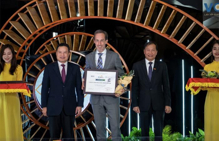 Ông Berend van Wel, Tổng Giám đốc FrieslandCampina (nam, giữa) tự hào nhận danh hiệu “Doanh nghiệp bền vững của năm 2020”