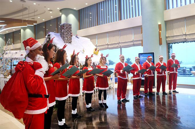 Những bài hát Giáng Sinh quen thuộc luôn là thứ gia vị không thể thiếu để gắn kết mọi người, khuấy động bầu không khí chung tươi vui, sôi động.