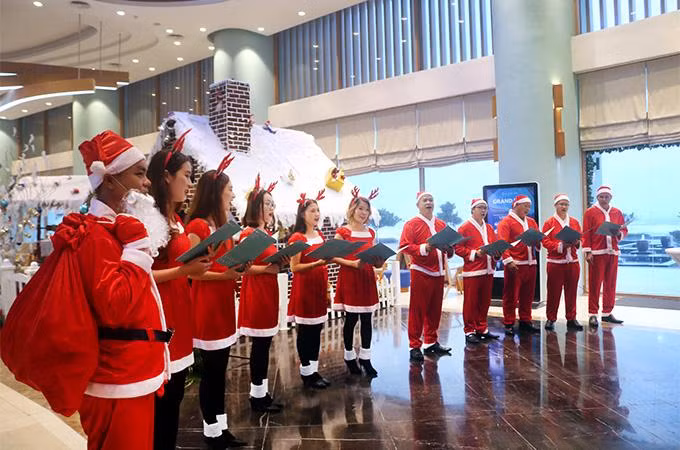 Những bài hát Giáng Sinh quen thuộc luôn là thứ gia vị không thể thiếu để gắn kết mọi người, khuấy động bầu không khí chung tươi vui, sôi động.