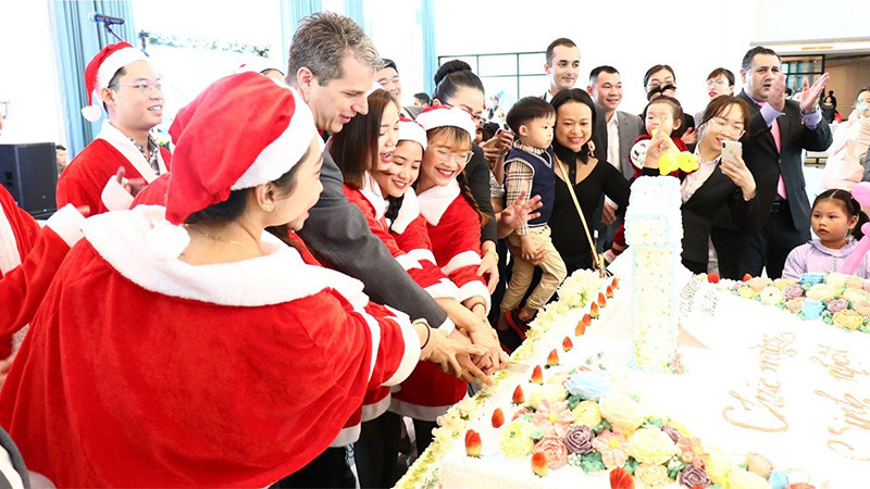 Du khách hòa chung không khí vui tươi trong tiệc sinh nhật 1 tuổi của FLC Hạ Long