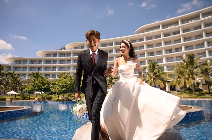 Không gian bể bơi ngoài trời là điểm nhấn đặc sắc trong các đám cưới tại FLC Hotels &amp; Resorts (Ảnh: FLC Quy Nhơn)